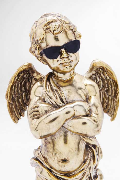 Närbild på en skulptur av en ängel med små vingar, armarna i kors och solglasögon