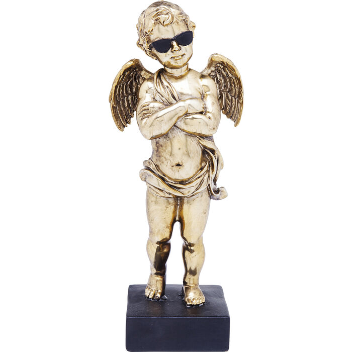 Skulptur av en ängel som står med armarna i kors och har solglasögon och små vingar