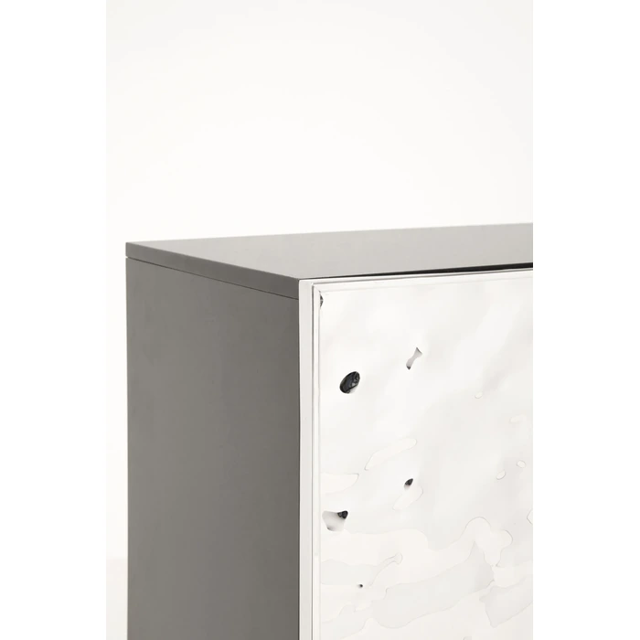 Sideboard Carino, 151 x 80 cm, Silver/Svart, mått 80 x 151 x 41 cm, med fokus på material och ytstruktur