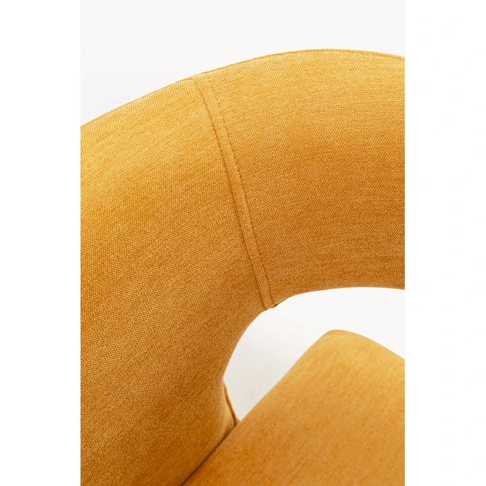 Stol Tobi gul, mått 48 cm, med fokus på material och ytstruktur