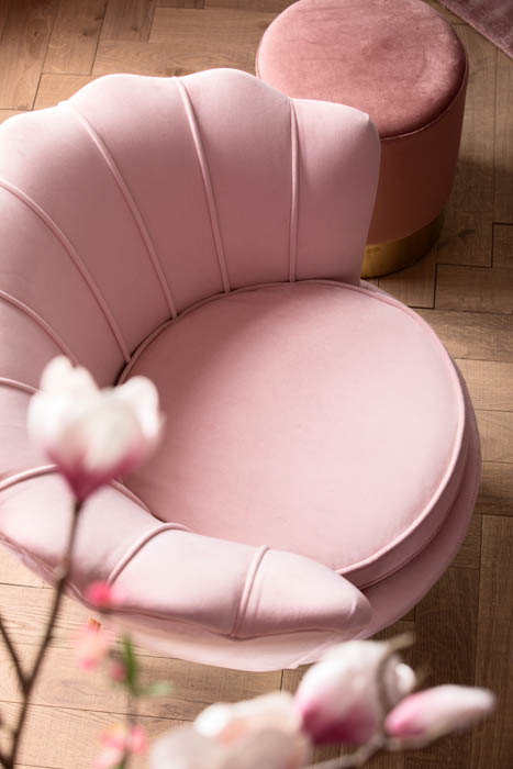 Inredningsbild på en vacker ljusrosa fåtölj