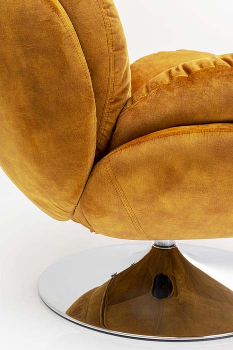 Närbild på en orange snurrfåtölj i en retro design