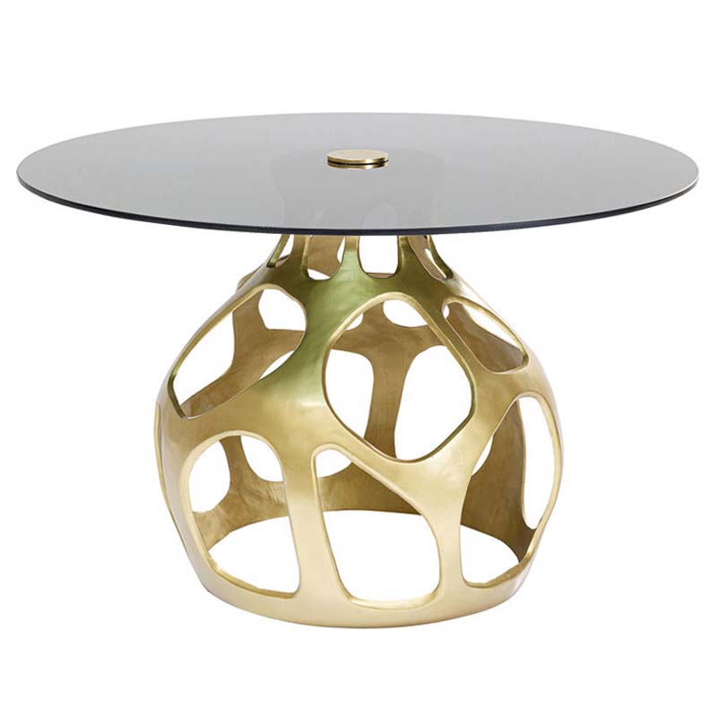 Runt guldigt matbord