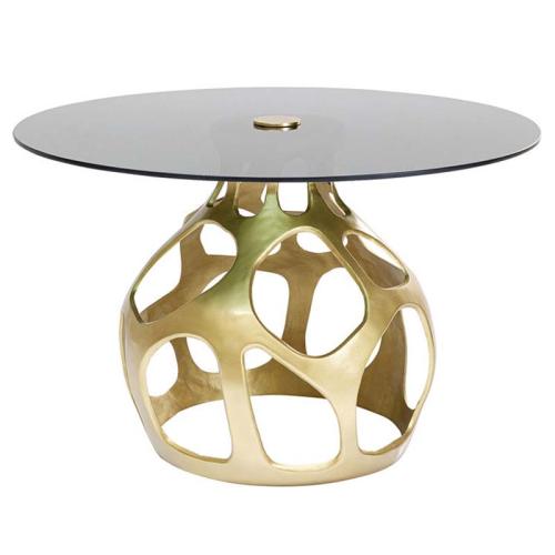 Runt guldigt matbord