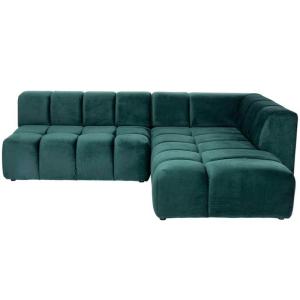 Hörnsoffa i sammet och en vacker kall mörkgrön färg mot en vit bakgrund