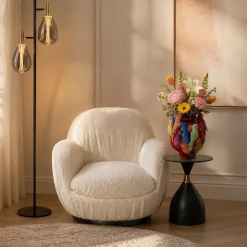 Snurrfåtölj Nube bouclé offwhite, Vit, mått 90 x 88 x 77 cm, placerad i rumsmiljö