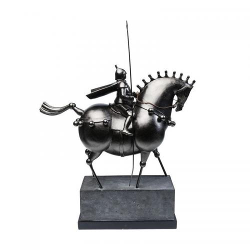 En eye-catcher är denna höga skulptur av en svart riddare på hästrygg