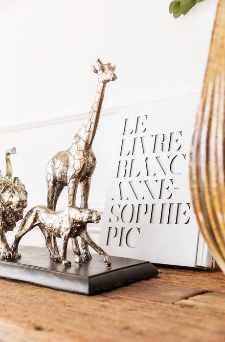 Fin inredningsdetalj och skulptur i silver på svart fot