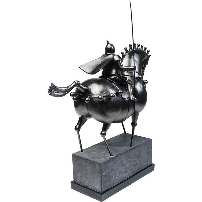 En fin dekor och skulptur i svart föreställandes en riddare på hästrygg