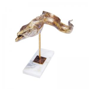 Guld skulptur i form av fisken muräna. Den gyllene fisken vilar på förgylld pelare och marmorplatta. Mått: höjd 24 x längd 52 x bredd 15,5cm.