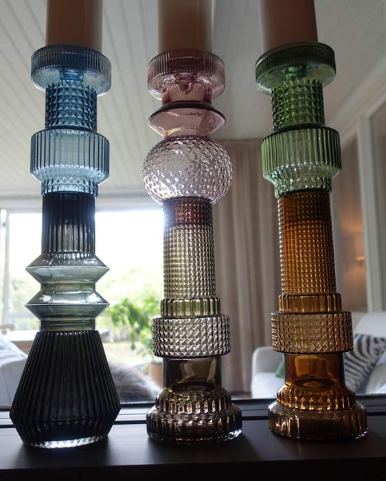 höga ljusstakar i modern retro stil