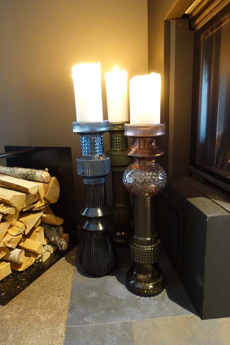 höga ljusstakar i färgat glas med reliefmönster