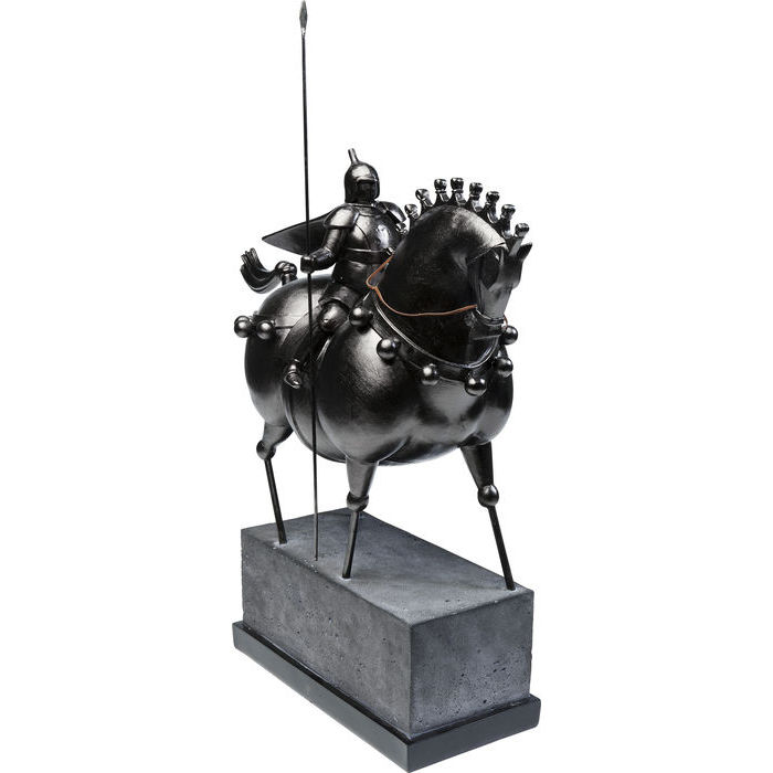 En hög, svart skulptur av en riddare på hästryggen
