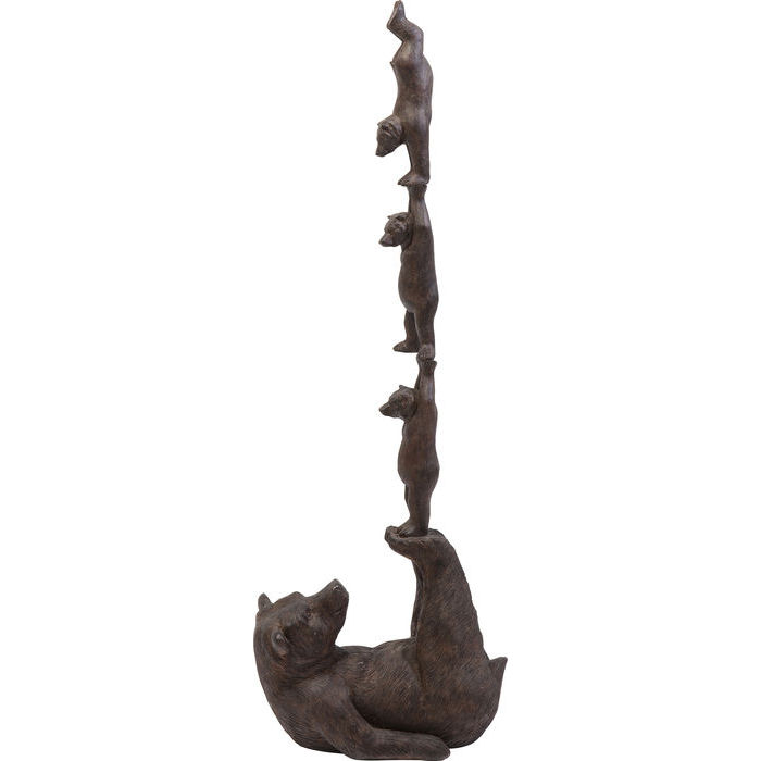 En charmig, hög skulptur av akrobatiska björnar