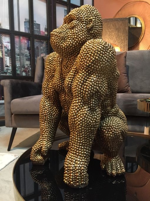 Skulptur Gorilla täckt med brons-guldig finish nitar.