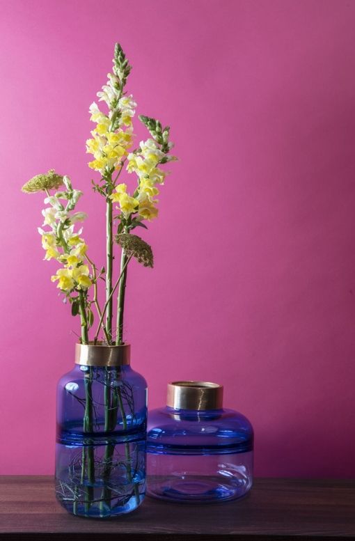 Klarblå vaser glas med dekorativ kant i borstad mässing