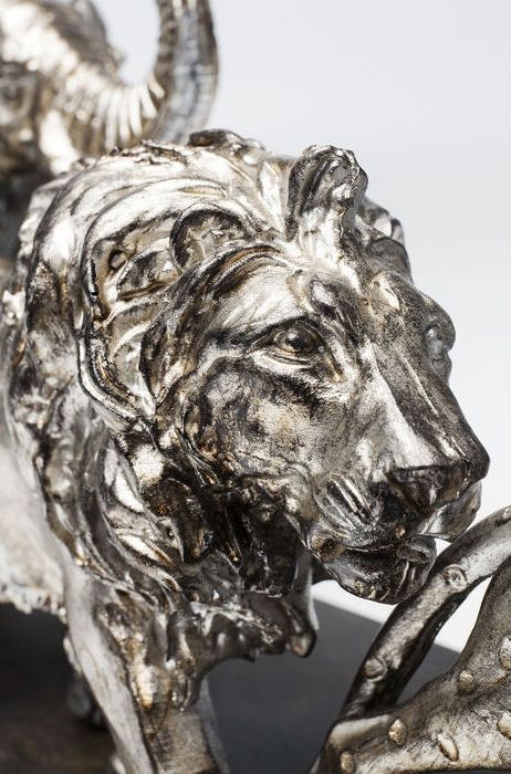 Vacker skulptur och inredningsdetalj med lejon, elefant, giraff