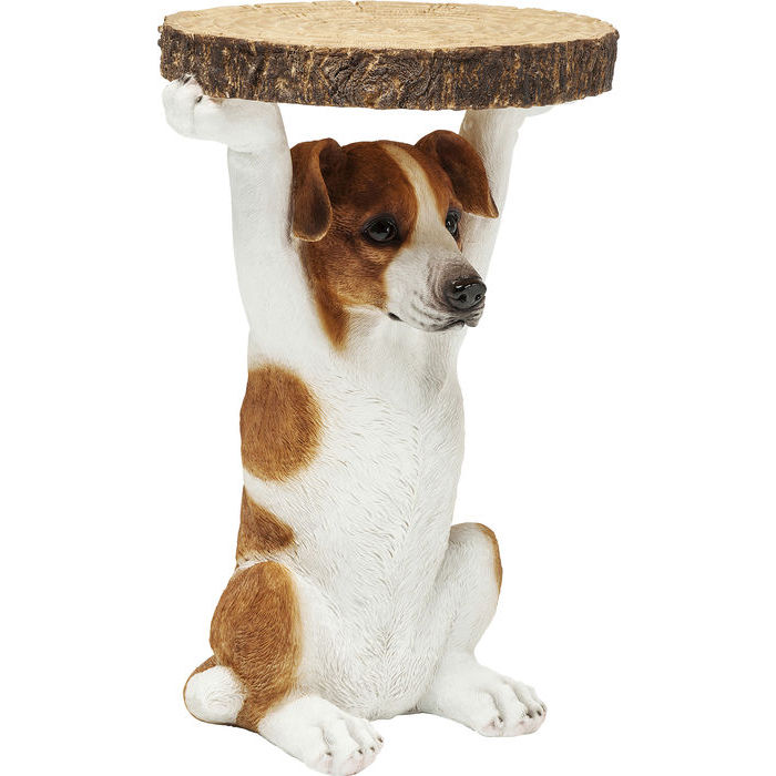 Sidobord Jack Russel hund sitter med tassarna uppsträckta och håller bordsskivan i form av ett avsågat träd med bark på sidan och ådringen på ovansidan.