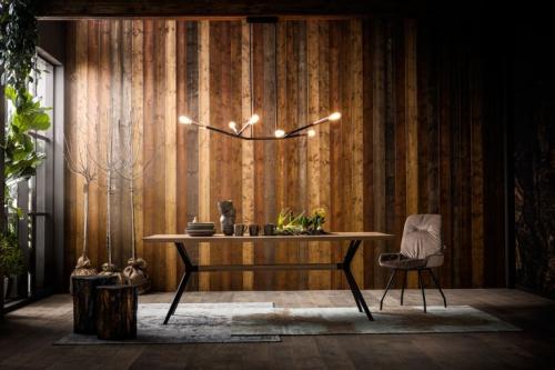 Ett stilrent matbord i massivt trä, 220 cm.