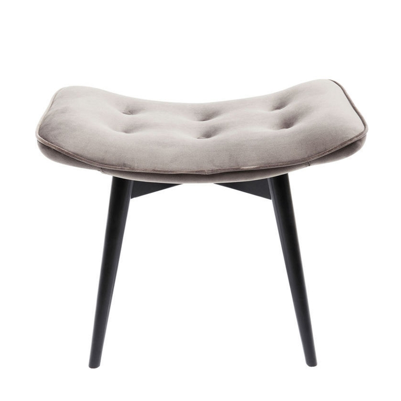 En nätt och stilfull fotpall med klädsel i grå sammet.