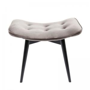 En nätt och stilfull fotpall med klädsel i grå sammet.