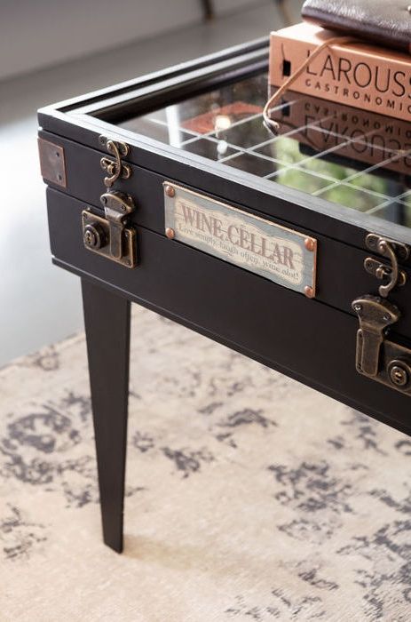 Ett soffbord med plats att exponera dina samlarobjekt