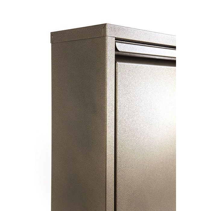 Ett snyggt skoskåp i mörk bronsmetallic finish.