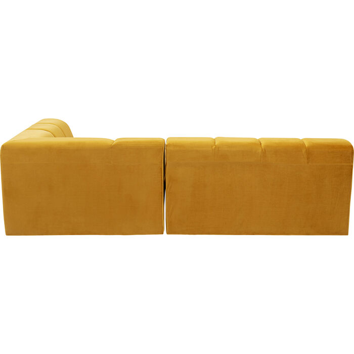 Senapsgul soffa i en kantig form