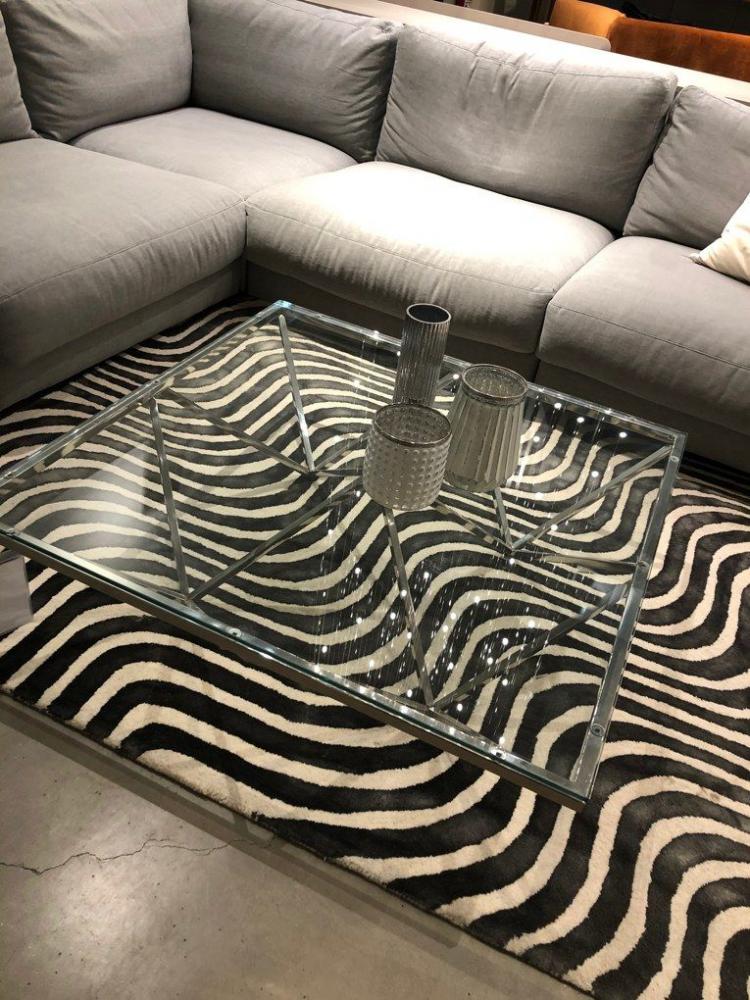 Ett stort elegant soffbord i glas och blankt krom