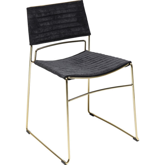 En elegant och minimalistisk stol i mässing och svart