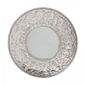 En rund spegel med bred ram i silver. En dekorativ inredningsdetalj.