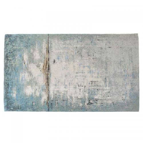 En stor fin matta med diskret mönster i grå, blå och beigea nyanser.