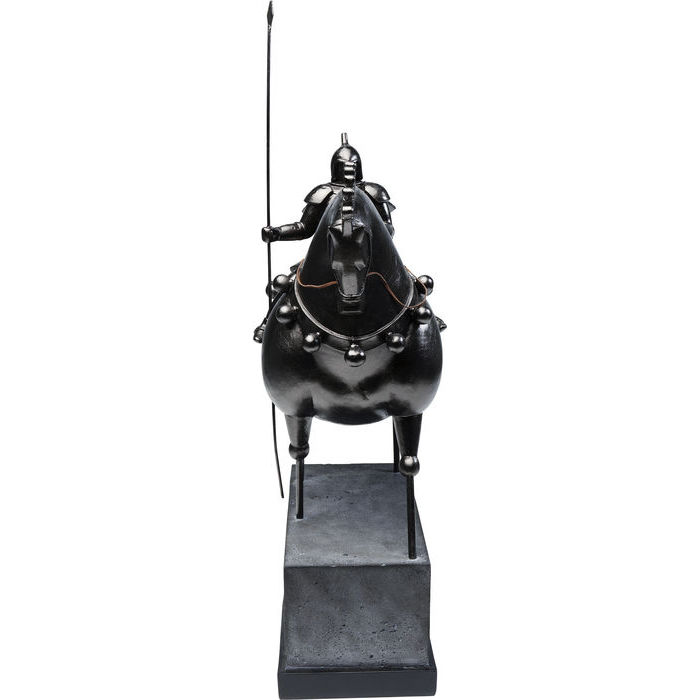 En hög skulptur av riddare på hästrygg