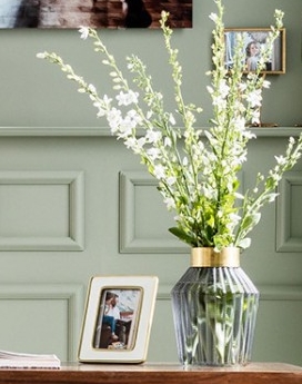 En stor dekorativ vas i grå blå nyans