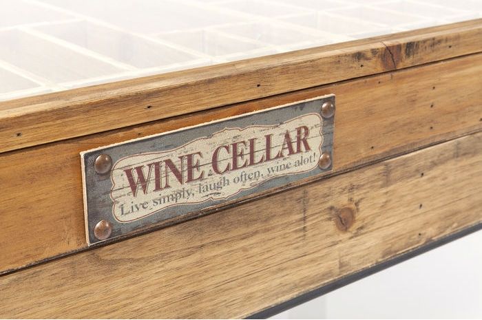 Ett fint, rustikt soffbord i patinerat trä och fina detaljer