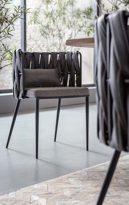 Modern matrumsstol i nytänkande design, här i grått.