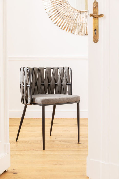 En modern grå karmstol i kreativ design - som matstol och mötesstol