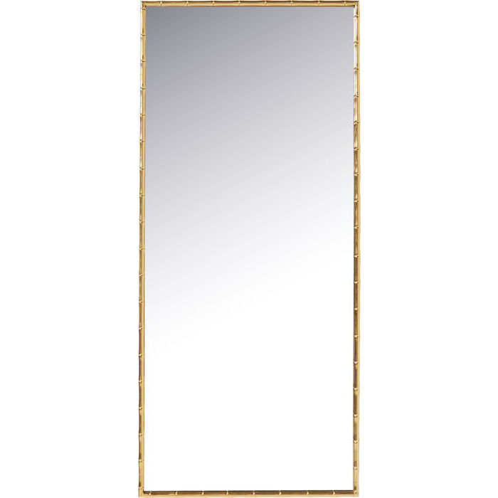 Vacker spegel med ram av guldfärgad bamburam.