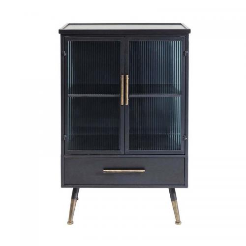 Ett snyggt vitrinskåp i mix av industristil, retro- och modern design.