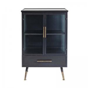 Ett snyggt vitrinskåp i mix av industristil, retro- och modern design.