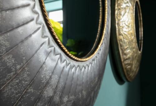 Spegel Ornament i Stål, 115 cm Ø