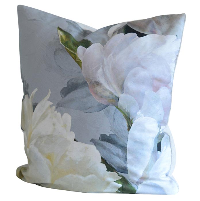 En blommig kudde med pioner i ljusa pasteller - från Designers Guild