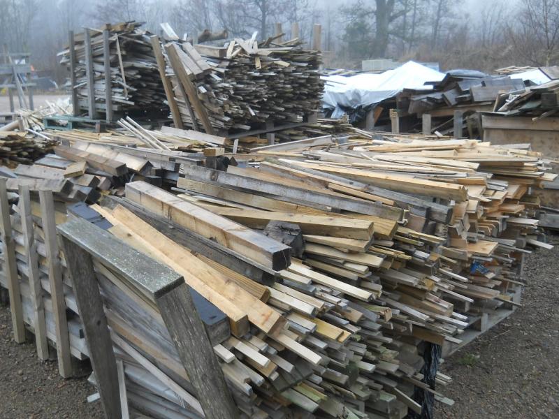 Bortsorterat virke och engångspallar