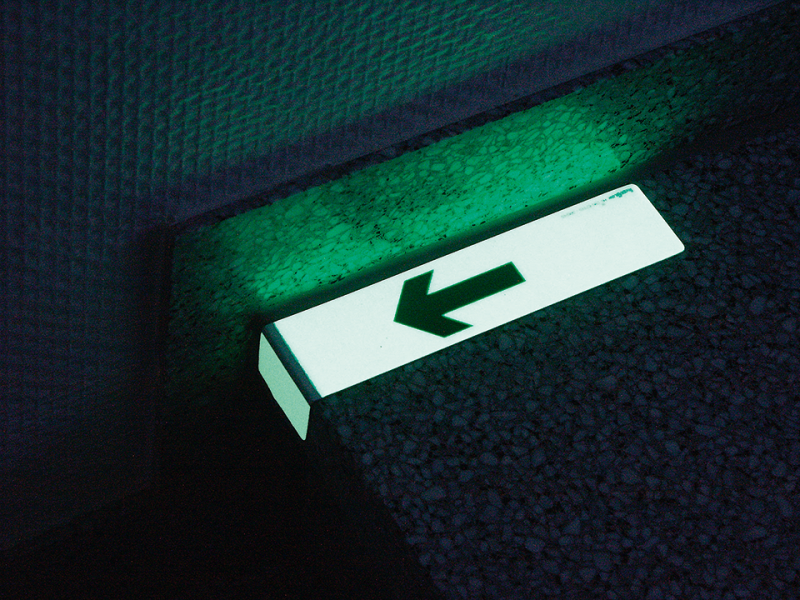 Efterlysande trappmarkering med pil