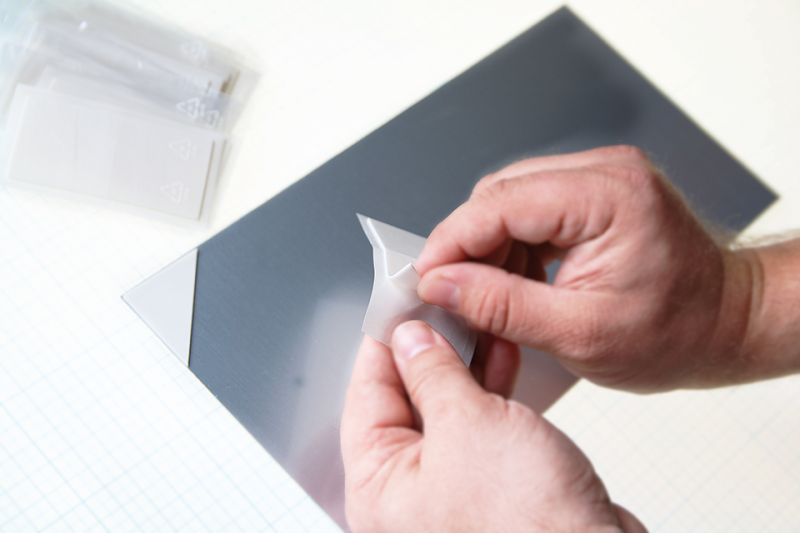 Dubbelhäftande tejp hörn