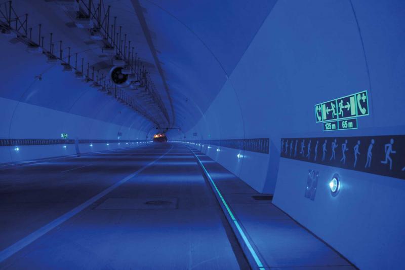 Efterlysnade linjemålning i tunnel| Everglow.se