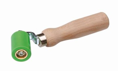 Grön tryckrulle vinklad i 45° med trähandtag