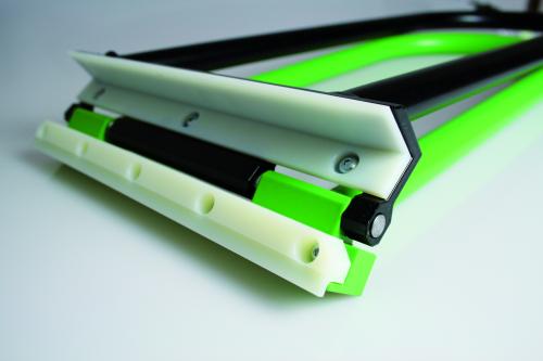 Grön dubbelfalsstängare med plastade käftar öppen