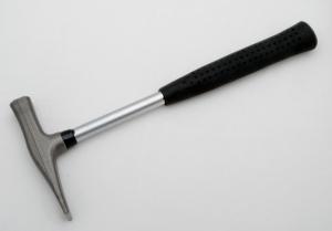 Plåtslagarhammare med handtag i svart gummi