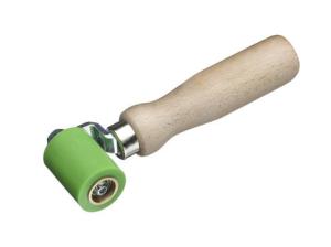 tryckrulle med grön rulle och trähandtag